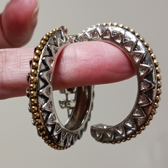 NWOT Chicos Hoop Earrings Silver and Gold Two Tone Ribbed Retro post back - Picture 2 of 16